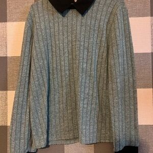 Chic Gray Sweater with Black Collar